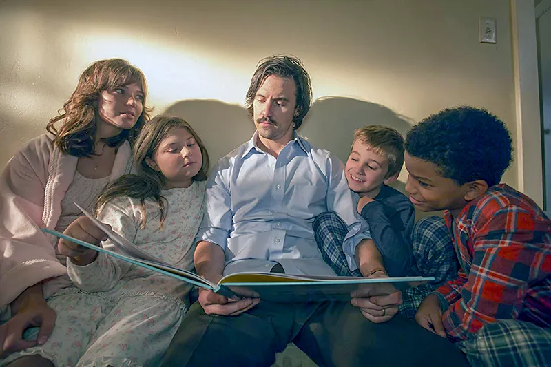 Mandy Moore, Milo Ventimiglia, Lonnie Chavis, Parker Bates, and Mackenzie Hancsicsak in This Is Us (2016)