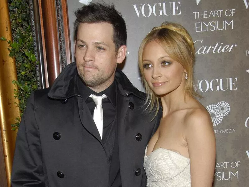 Joel Madden, Nicole Richie posing on red carpet