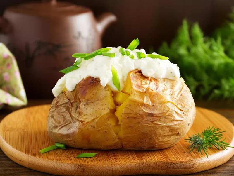 Baked potato with sour cream