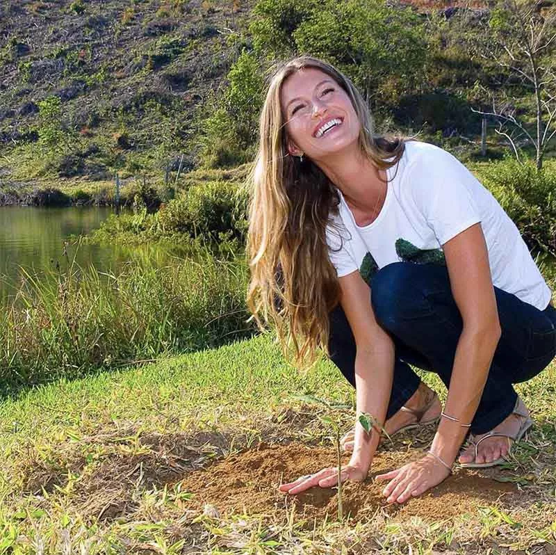 Gisele Bundchen volunteering