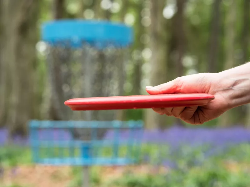 Disc golf - throwing a putt towards the basket