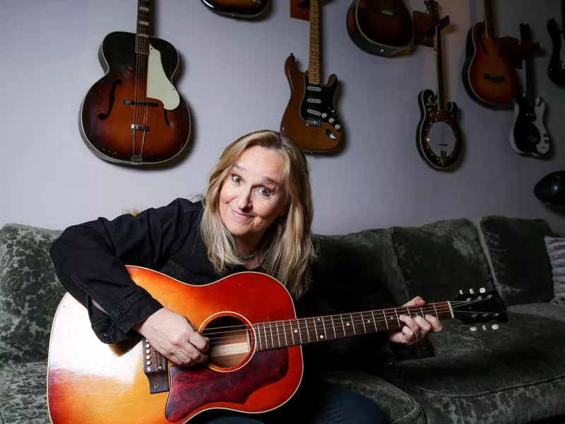 Melissa Etheridge on guitar