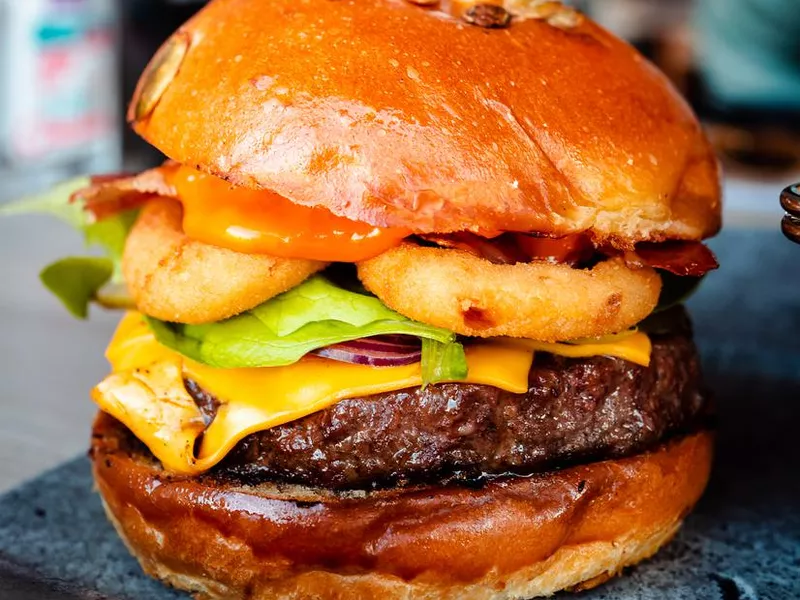 Cheeseburger with onion rings