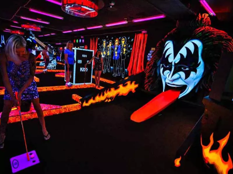 Kiss mini golf