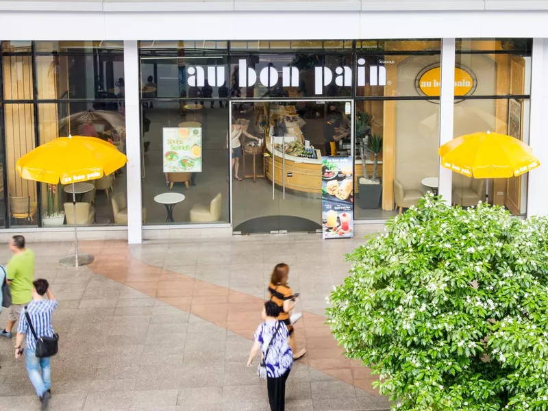 People walking past Au Bon Pain