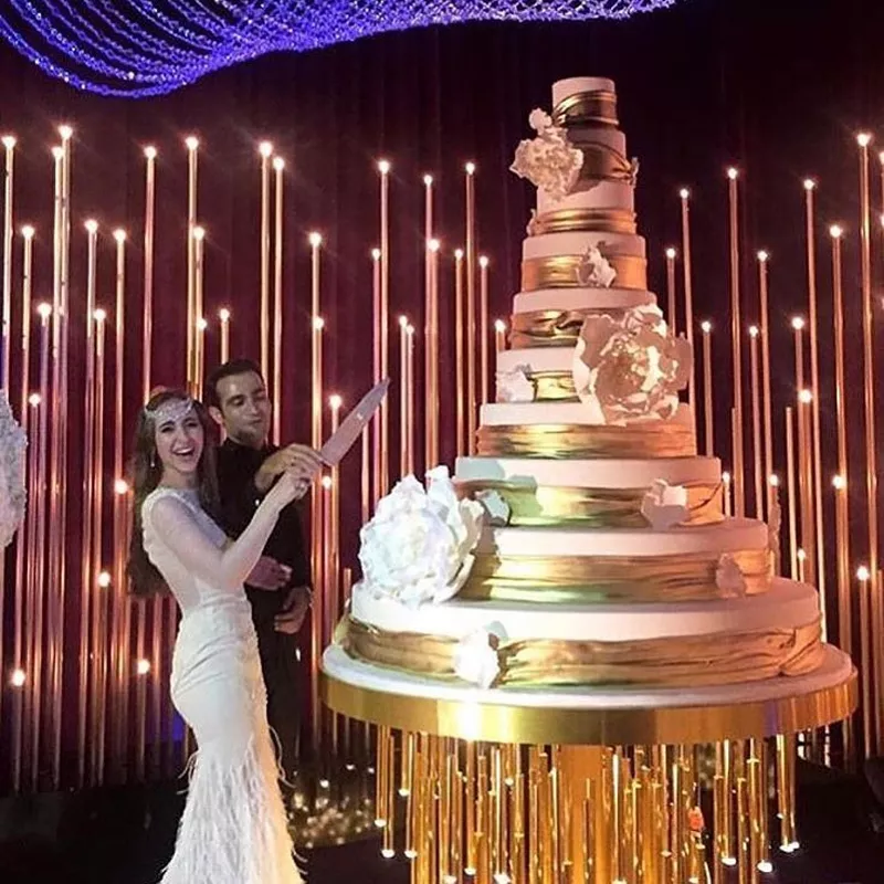 Lolita Osmanova and Gaspar Avdolyan cutting cake